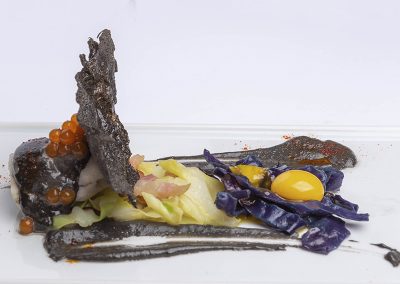 Restaurante La Muleta – Tapa «Merluza al vacío con Crema de Calamares en su Tinta, Panceta de Chato Murciano y Chips del propio Calamar»
